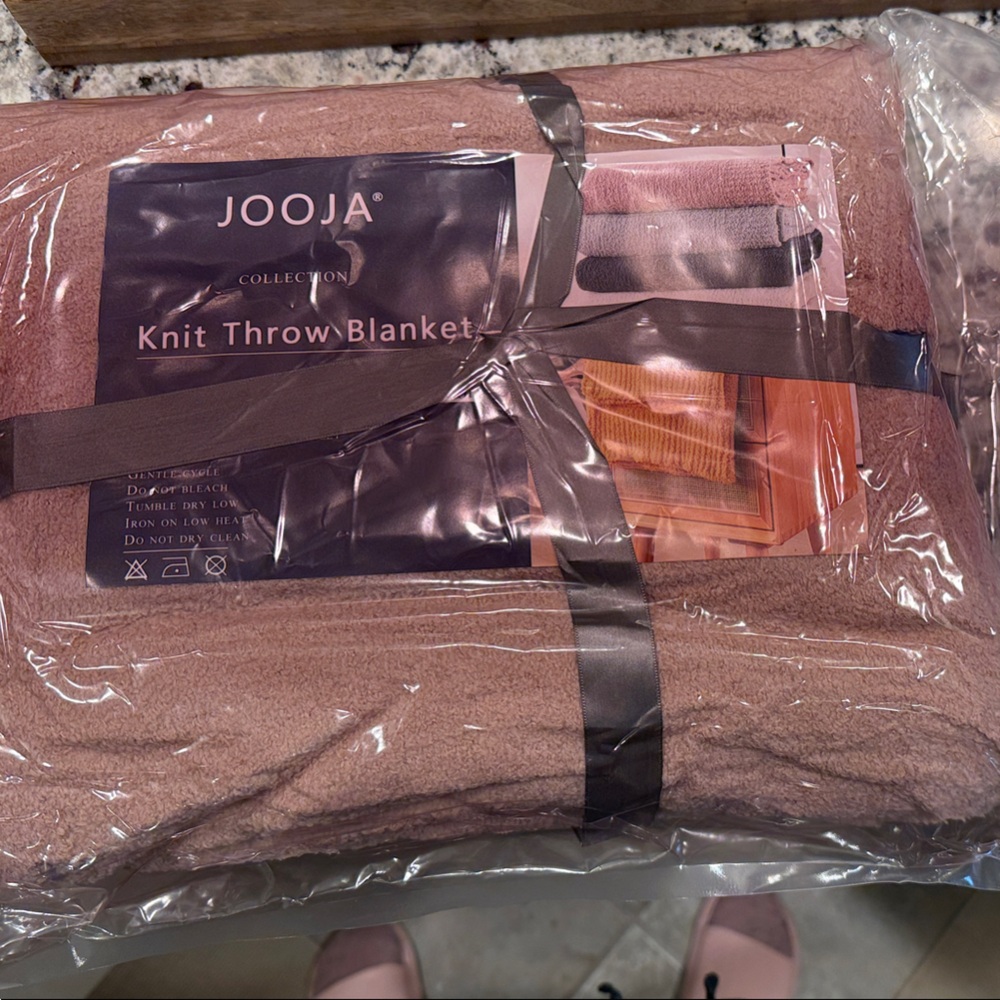 Soft Knit Throw Blanket in Rose